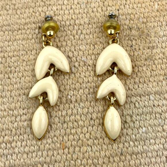 VTG Signed Napier Gold Tone Earrings Enamel Dangle Beige Jewelry 2" - Picture 1 of 14